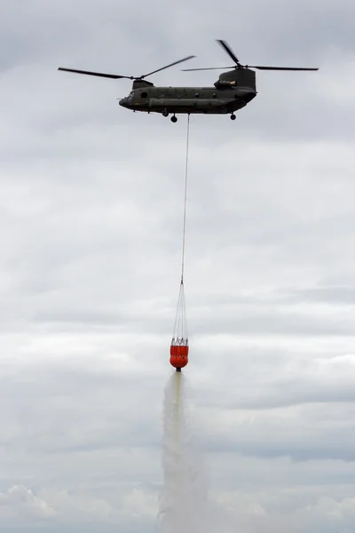 Chinook helikopteri su kova — Stok fotoğraf