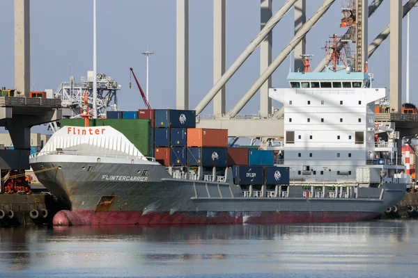 Флагманский контейнерный корабль — стоковое фото