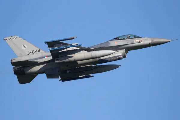 F-16 heben ab — Stockfoto