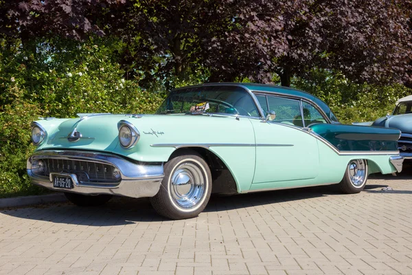 Oldsmobile Starfire 98 Holiday Coupe 1957 — стоковое фото