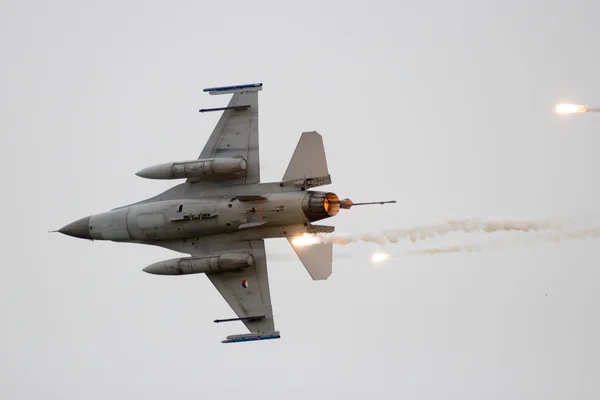 F-16 firing flares — Stock Photo, Image