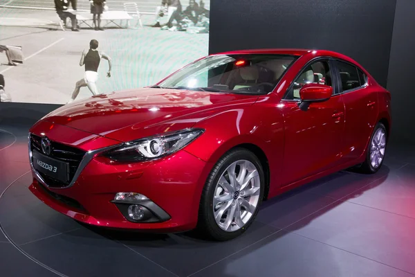 Красный Mazda3 — стоковое фото