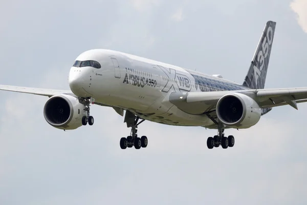 New Airbus A350 XW landing — Stock Photo, Image