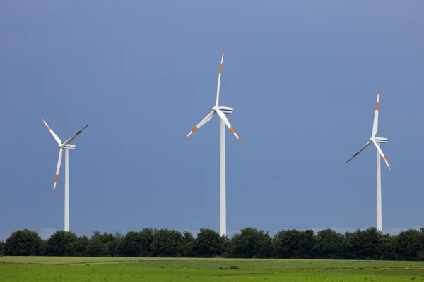 Trzy turbiny wiatrowe — Zdjęcie stockowe