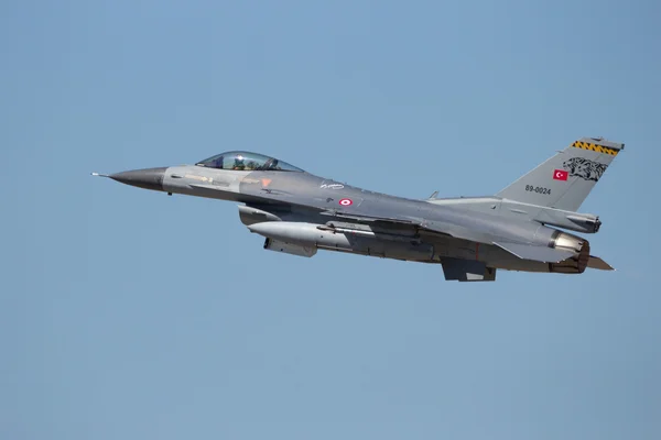 Avion de chasse F-16 de l'armée de l'air turque — Photo