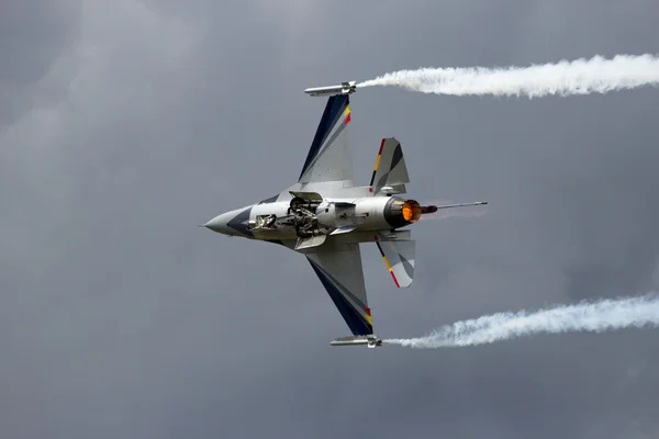 F-16 smoke cloudy — Stock Photo, Image