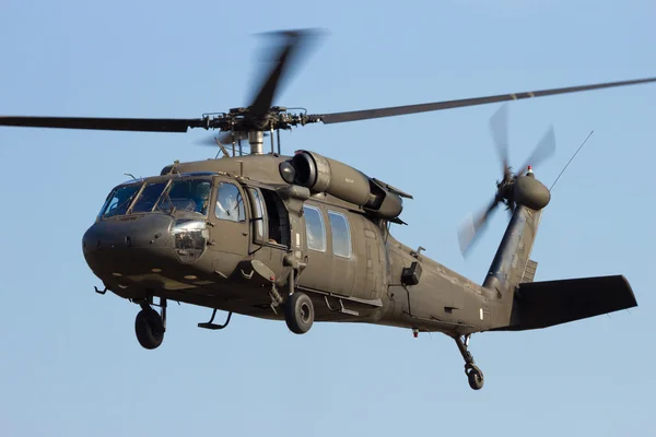 Вертолет Blackhawk в полете — стоковое фото