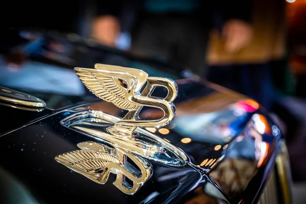 Украшение Bentley Капоте Нового Автомобиля Bentley Женевском Международном Автосалоне Женева — стоковое фото