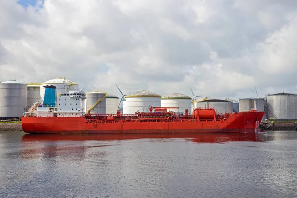 Petrolero Rojo Amarrado Silo Una Terminal Petróleo Puerto Rotterdam —  Fotos de Stock