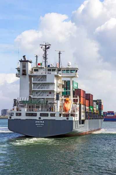ロッテルダム港に出荷ターミナルを出発するコンテナ船 — ストック写真