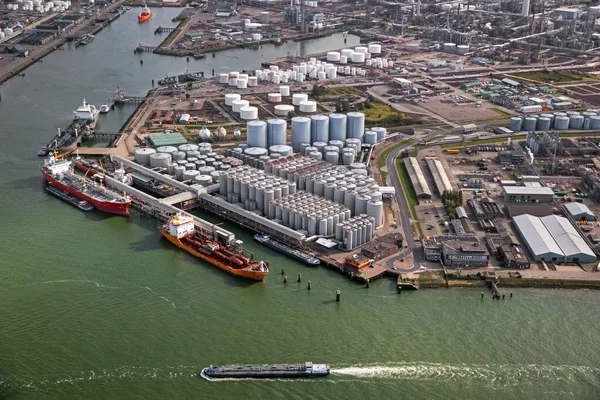 Luftaufnahme Eines Öltankers Der Hafen Eines Silo Terminals Für Ölvorräte — Stockfoto