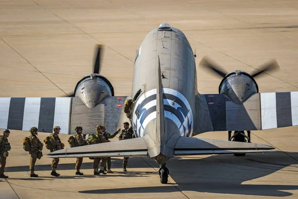 Paratroopers Entering Douglas Skytrain Dakota Plane Jump Market Garden Memorial — Stock Photo, Image