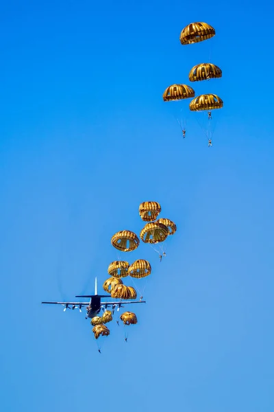 Paracaidistas Paracaidistas Militares Saltando Avión Fuerza Aérea Claro Día Cielo —  Fotos de Stock