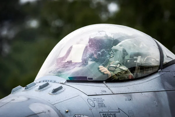Pilot Kokpicie Myśliwca Zbliżającego Się Pasa Startowego Podczas Nato Tigermeet — Zdjęcie stockowe