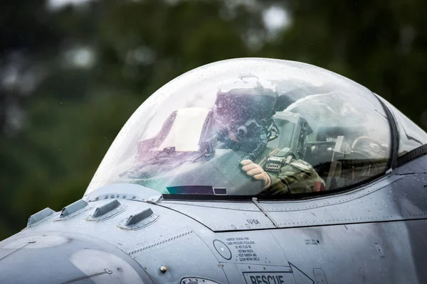 Piloto Cabine Pilotagem Avião Jato Viper Que Vai Para Pista — Fotografia de Stock