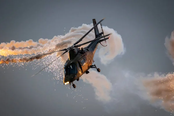 Hélicoptère Armée Vol Tirant Large Des Leurres Fusée Éclairante Défensive — Photo