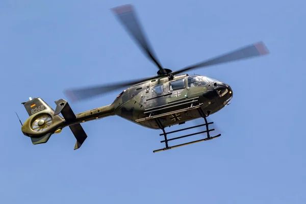 Helicóptero Utilitario Militar Alemán Airbus H135 Vuelo Sobre Base Aérea —  Fotos de Stock