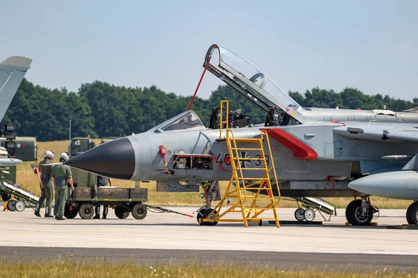 Samolot Bombowy Panavia Tornado Niemieckich Sił Powietrznych Pasie Startowym Bazy — Zdjęcie stockowe