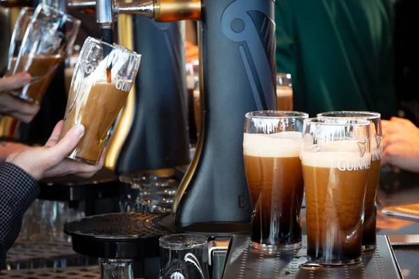 Pints Guinness Being Served Pub Dublin Ireland February 201 — Stock Photo, Image