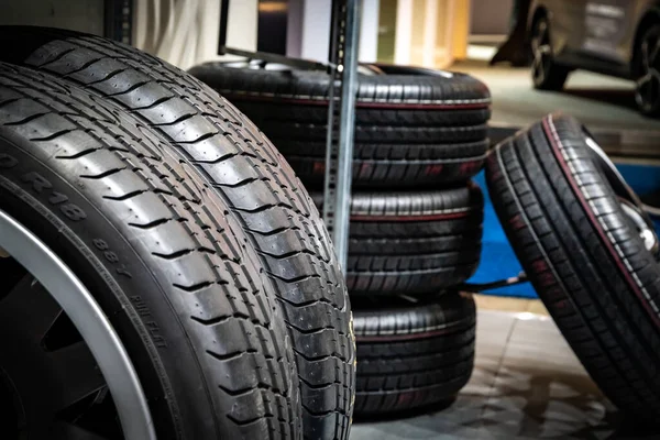 Nuevas Llantas Neumáticos Deportivos Modernos Salón Del Automóvil Brussels Expo —  Fotos de Stock