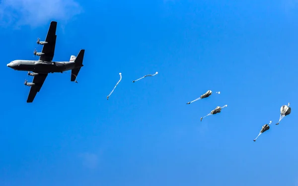 Militaire Parachutisten Springen Uit Een Air Force 130 Hercules Vliegtuig — Stockfoto