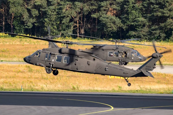 Helicópteros Estadounidenses Sikorsky 60M Black Hawk Despegan Una Base Aérea —  Fotos de Stock