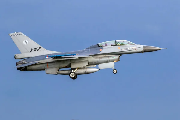 オランダ空軍F 16戦闘機はレーワルデン空軍基地に着陸する オランダ 2019年4月11日 — ストック写真