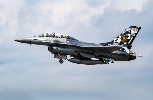 Speciale Kleurstelling Belgische Luchtmacht 16B Straaljager Met Twee Zitplaatsen Stijgt — Stockfoto