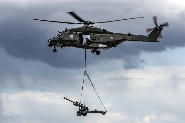 Belçika Ordusu Nh90 Helikopteri Bir Top Parçası Taşıyor Belçika Mayıs — Stok fotoğraf