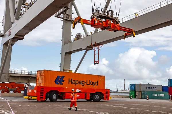 ロッテルダム港で輸送用コンテナが移動しようとしています オランダ 2015年9月6日 — ストック写真