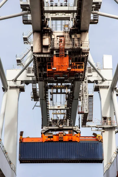 港内の工業船からガントリークレーンで荷降ろしコンテナ — ストック写真