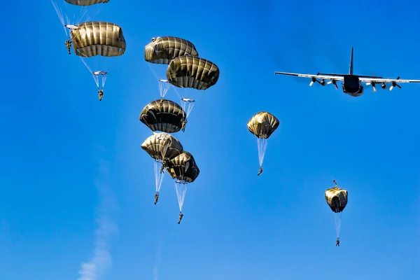 青い空の日に空軍の飛行機から飛び降りる軍事パラシューティストパラシュート — ストック写真