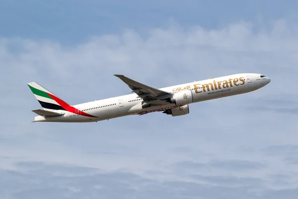 Emirates Airlines Boeing 777 Passenger Plane Taking Frankfurt Main Airport — Stock Photo, Image