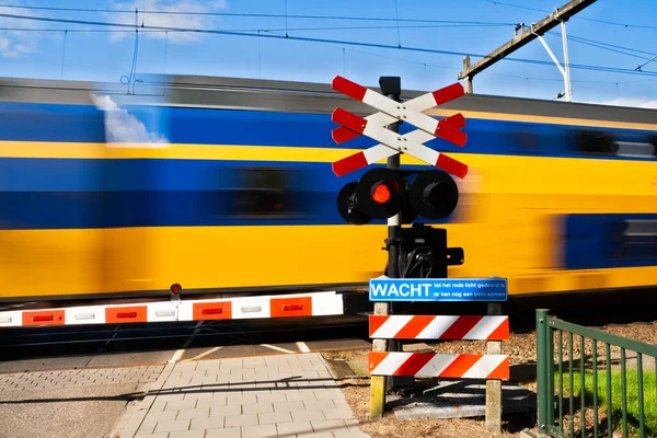 Hogesnelheidstrein Langs Een Spoorwegovergang Nederland — Stockfoto