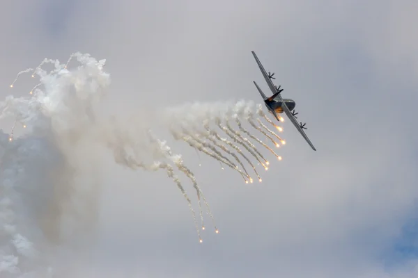 C-130 Hercules firing off flares — Stock Photo, Image