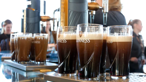 Pintos de cerveja servidos na cervejaria Guinness — Fotografia de Stock