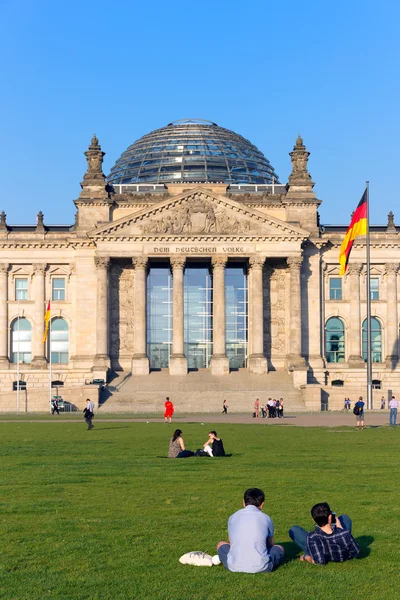 El edificio del Reichstag en Berlín: Parlamento alemán — Foto de Stock