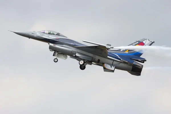 Belçika Hava Kuvvetleri F-16 solo görüntüleme — Stok fotoğraf