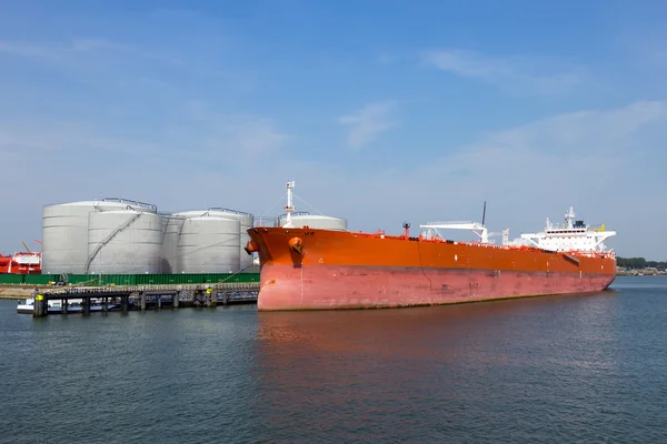 Нефтяной танкер — стоковое фото