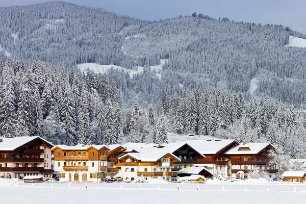 阿尔卑斯山滑雪酒店 — 图库照片