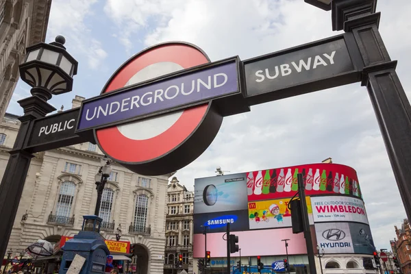 Underground znak Londyn — Zdjęcie stockowe