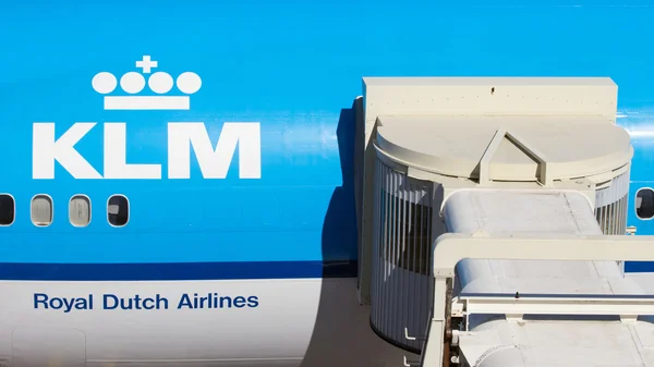 KLM airport jet bridge — Stock Photo, Image