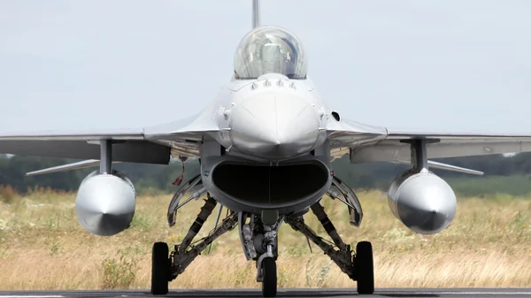NATO F-16 savaş uçağı — Stok fotoğraf