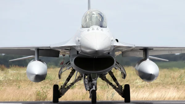 Jato de caça nato f-16 — Fotografia de Stock