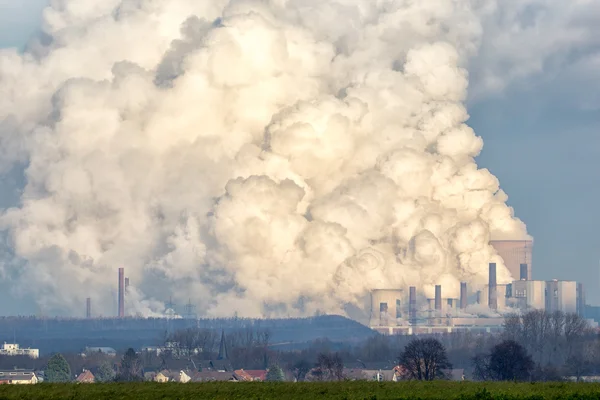Выбросы электростанций — стоковое фото