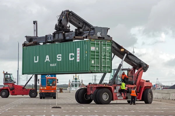 Pengiriman handler kontainer — Stok Foto