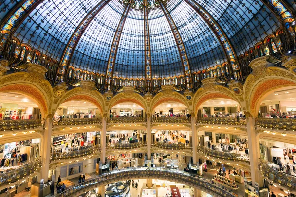 Galeries lafayette v Paříži — 图库照片