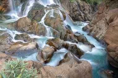 Kuzey Vietnam 'daki ormanda şelale. Kedi Köyü, Sapa).