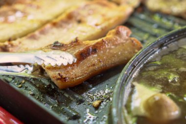 Kore barbeküsü domuz eti, ızgara domuz eti kullanın.