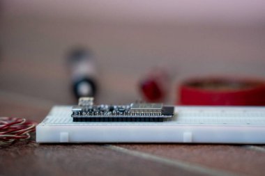 Deneysel bir panodaki mikro kontrolörler, Şeyler İnterneti hakkında bilgi edinmek için kullanılır. (İYİ OKUŞ)